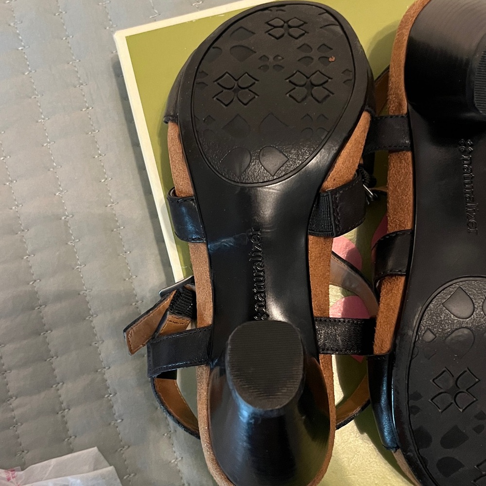 Naturalizer Engrid Black size 6 sandal. - Picture 11 of 11